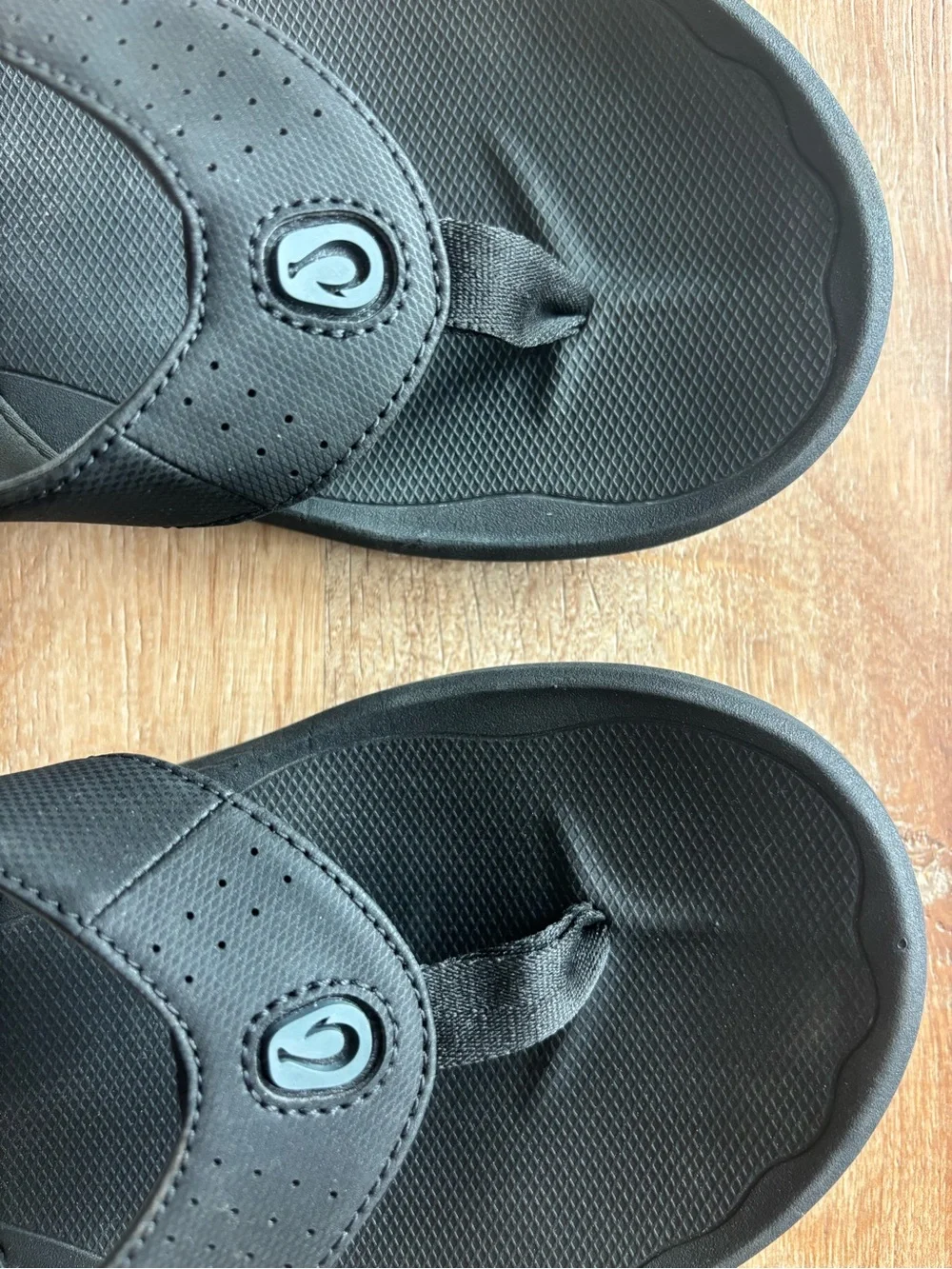OluKai Black/Gray Comfort-Stride Men’s Flip Flop Sandals